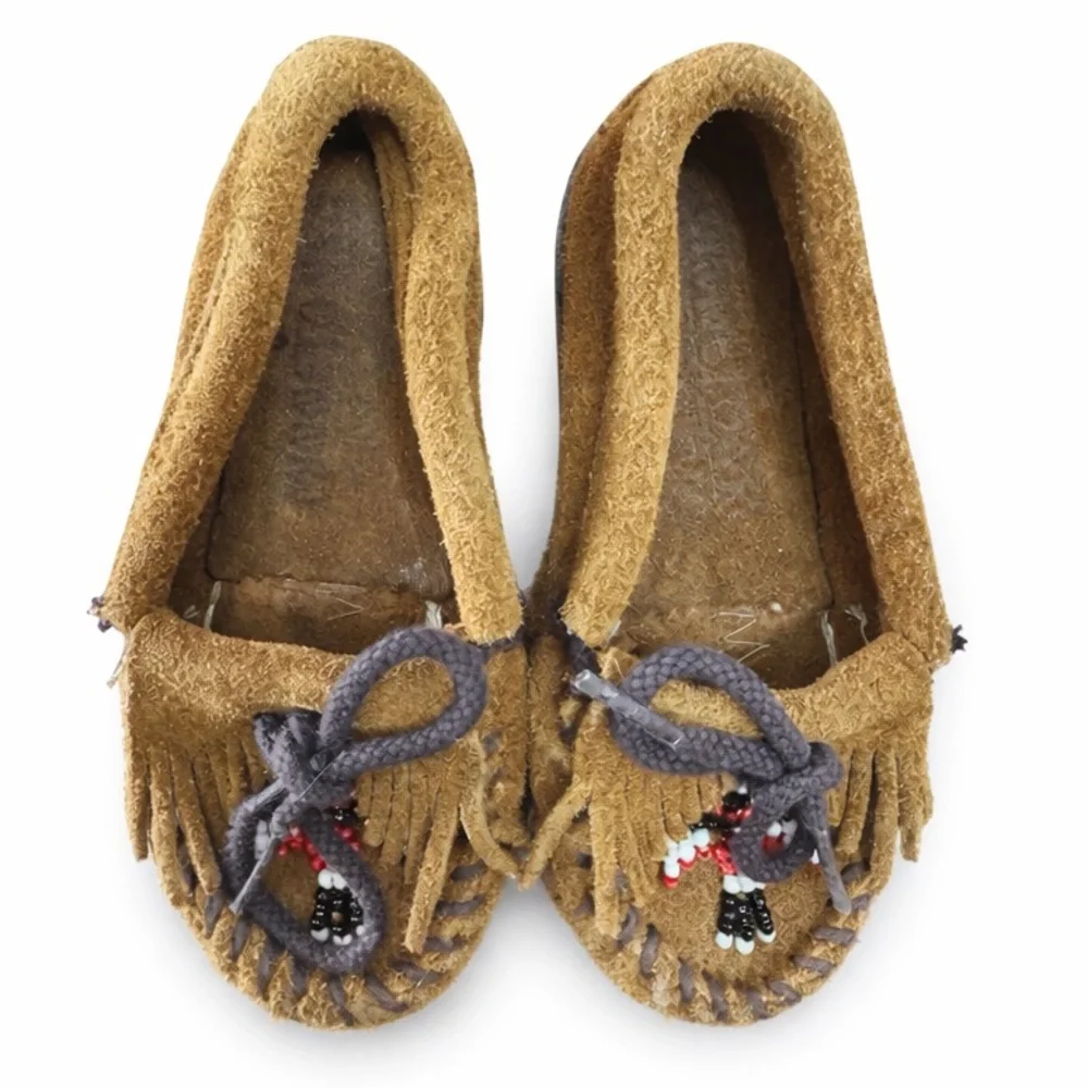Minnetonka Kids Tan Moccasins with Beaded Detail. Size 5. Good Condition Boho